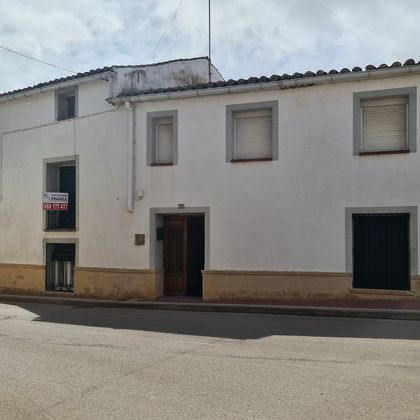 Foto 2 de Casa rural en venda a calle Ladislao López de 5 habitacions amb mobles