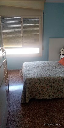 Foto 2 de Compartir apartament a calle Benidorm de 4 habitacions amb mobles i balcó