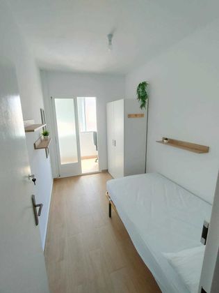 Foto 2 de Piso en alquiler en calle El Torno de 4 habitaciones con muebles y balcón