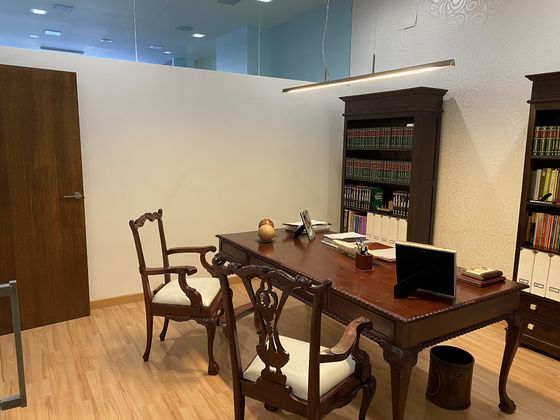 Foto 2 de Oficina en lloguer a calle María Cristina de 5 habitacions amb mobles i aire acondicionat