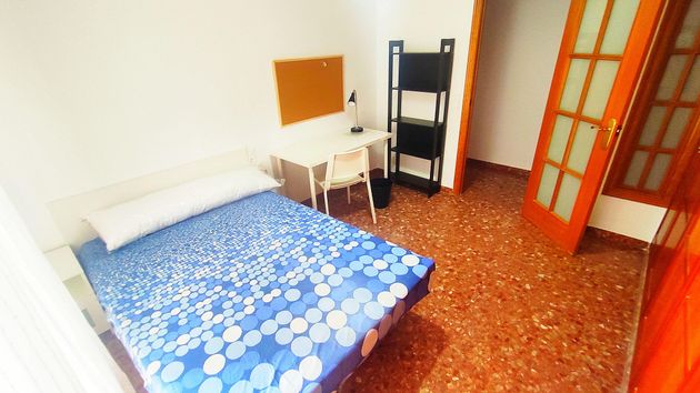 Foto 1 de Compartir piso en calle Veinticinco Abril de 5 habitaciones con terraza y muebles