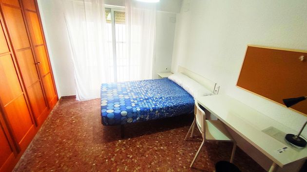 Foto 2 de Compartir piso en calle Veinticinco Abril de 5 habitaciones con terraza y muebles