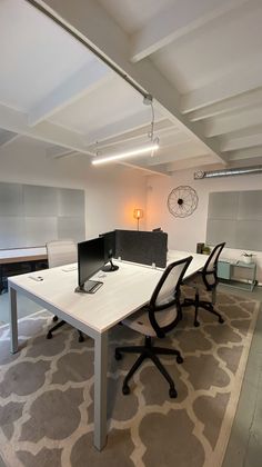 Foto 2 de Oficina en lloguer a calle Diputació de 1 habitació amb mobles i aire acondicionat