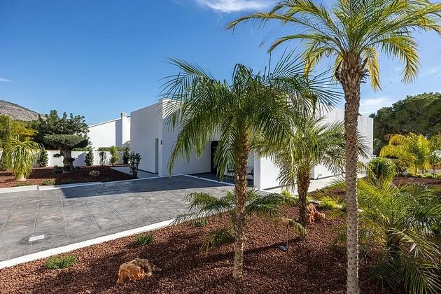 Foto 1 de Villa en venta en calle El Garrofer de 4 habitaciones con terraza y piscina