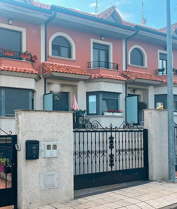 Foto 1 de Venta de casa adosada en calle Camino Quintana de 3 habitaciones con terraza y garaje