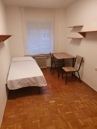 Foto 2 de Pis en lloguer a calle Capitan Peñas de 3 habitacions amb terrassa i mobles