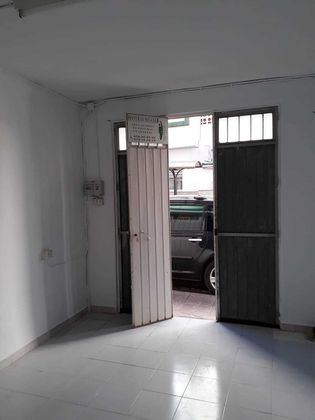 Foto 1 de Local en alquiler en calle Curro Guillen de 1 habitación y 20 m²
