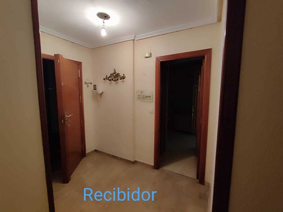 Foto 2 de Pis en venda a calle Bernabe Soriano de 4 habitacions amb garatge i calefacció