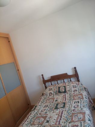 Foto 1 de Compartir piso en calle Miguel de Ambulodi de 3 habitaciones con muebles y balcón