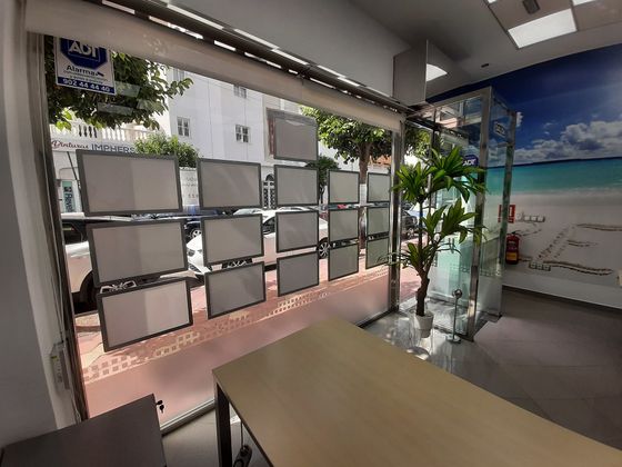 Foto 2 de Alquiler de oficina en avenida Ciudad de Melilla de 1 habitación con garaje y muebles