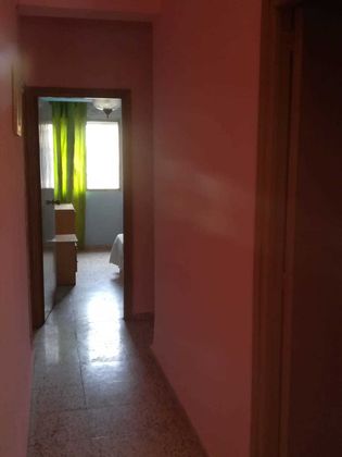 Foto 2 de Pis en lloguer a calle San Ambrosio de 3 habitacions amb mobles i balcó