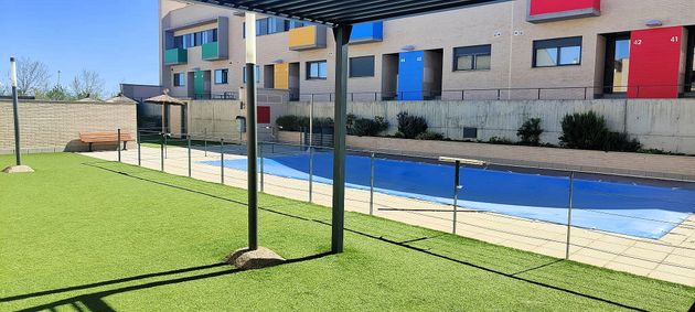 Foto 1 de Casa adossada en venda a calle Rio Jiloca de 3 habitacions amb terrassa i piscina