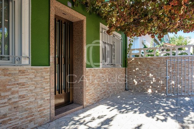 Foto 2 de Casa adossada en venda a pasaje Jose Carbonell de 5 habitacions amb garatge i calefacció