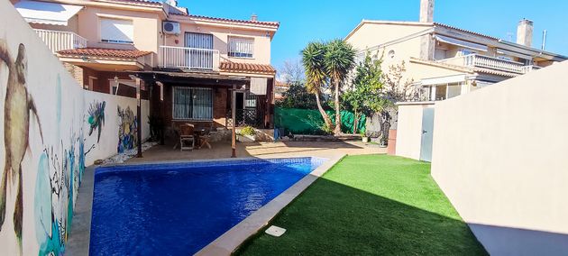 Foto 1 de Casa adossada en venda a calle Moscu de 3 habitacions amb terrassa i piscina