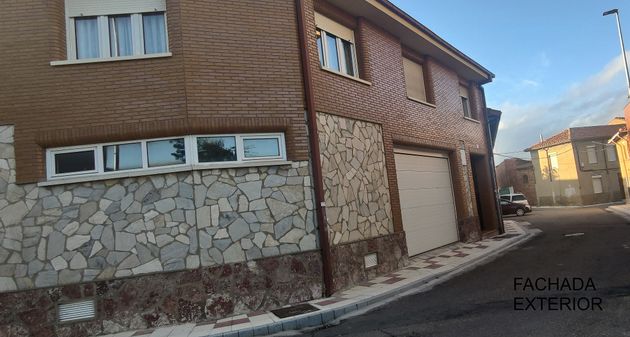 Foto 2 de Casa en venta en calle Padre Manjón de 5 habitaciones con terraza y garaje