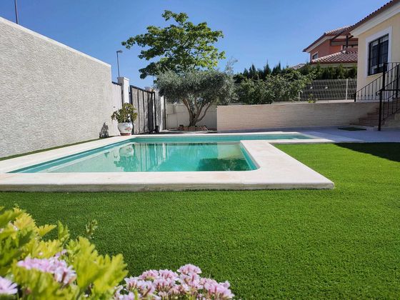 Foto 1 de Venta de chalet en urbanización Los Olivos de 5 habitaciones con terraza y piscina