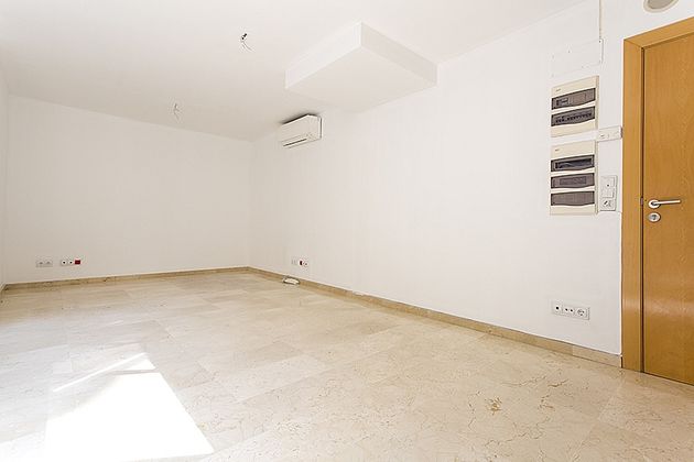 Foto 2 de Alquiler de oficina en avenida Compromiso de Caspe de 12 habitaciones con terraza y garaje