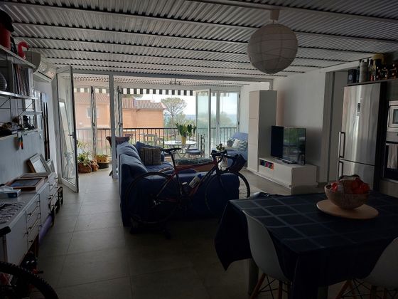 Foto 2 de Venta de apartamento en calle Punta del Cavall de 2 habitaciones con terraza y piscina