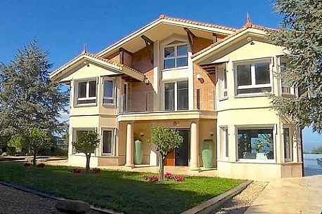 Foto 1 de Villa en alquiler en calle Kristobal Balenziaga de 5 habitaciones con terraza y piscina