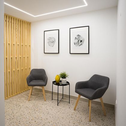 Foto 1 de Oficina en alquiler en calle Leandro Fernández de Moratin de 1 habitación con muebles y aire acondicionado