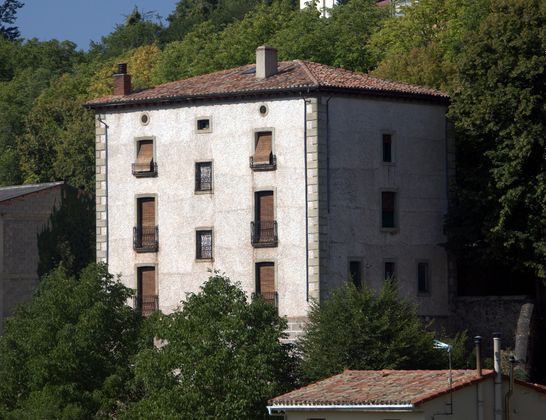 Foto 2 de Casa rural en venda a calle Luciano Bueno de 11 habitacions amb jardí i calefacció