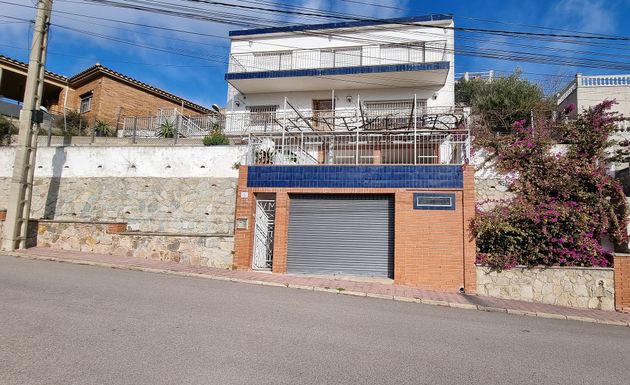 Foto 1 de Casa en venta en calle Montnegre de 4 habitaciones con terraza y garaje