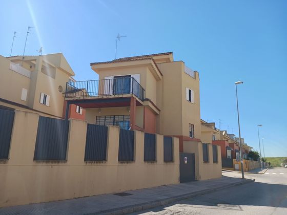 Foto 2 de Venta de chalet en calle Carmen Frias Saez de 5 habitaciones con terraza y garaje