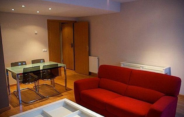 Foto 1 de Alquiler de piso en calle De Antonio Cánovas de 2 habitaciones con muebles y calefacción