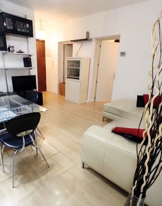 Foto 1 de Venta de piso en calle Juan Anton de 3 habitaciones con muebles y calefacción