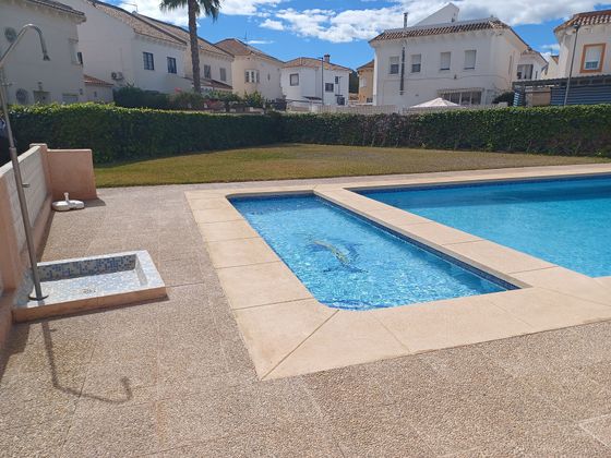 Foto 2 de Casa en venda a calle Saturno de 3 habitacions amb piscina i jardí