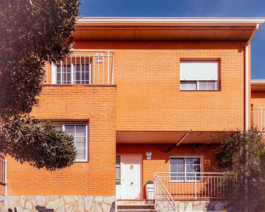Foto 2 de Casa adosada en venta en avenida Santa Fe de 5 habitaciones con terraza y garaje