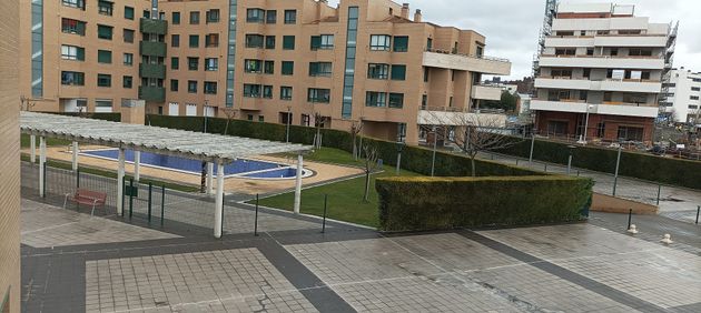 Foto 2 de Pis en venda a calle Aneto de 3 habitacions amb terrassa i piscina