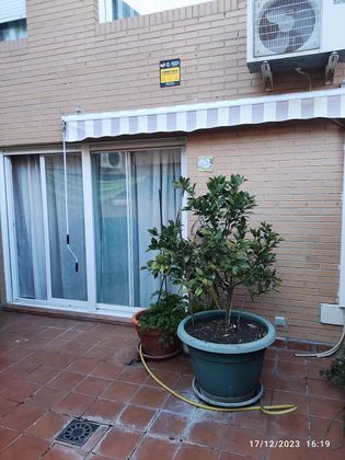 Foto 1 de Casa adossada en venda a calle Chile de 3 habitacions amb terrassa i garatge