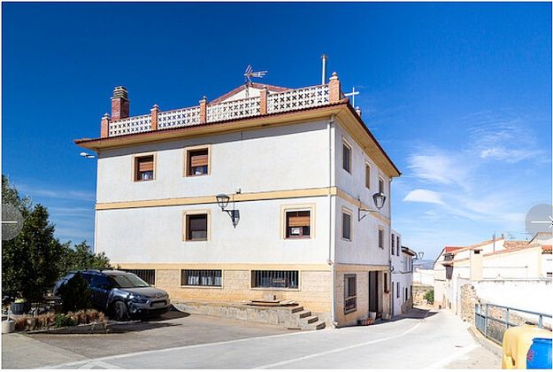 Foto 1 de Casa en venda a calle Subida Al Cementerio de 8 habitacions amb mobles i balcó