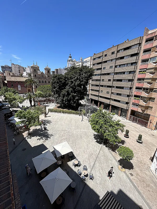 Foto 1 de Apartament en venda a plaza Santo Domingo de 4 habitacions amb terrassa i balcó