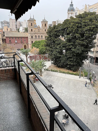 Foto 2 de Apartament en venda a plaza Santo Domingo de 4 habitacions amb terrassa i balcó