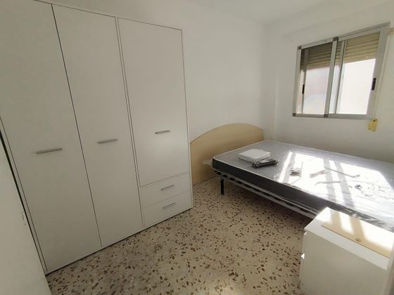 Foto 2 de Compartir piso en calle Baixa la Mar de 5 habitaciones con muebles y balcón
