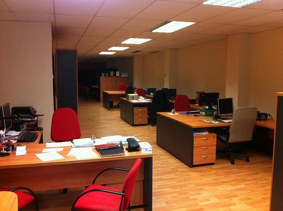 Foto 2 de Oficina en venda a calle Sant Guillem de 4 habitacions amb mobles i aire acondicionat