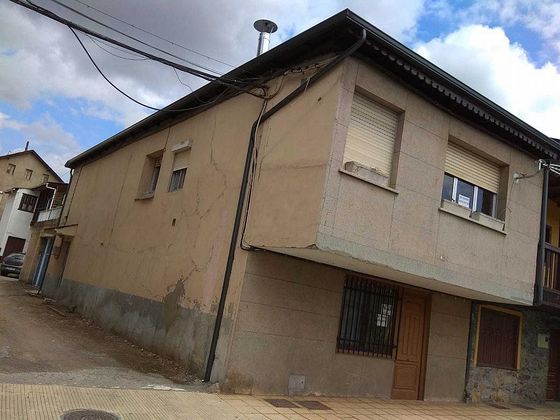 Foto 2 de Casa en venda a calle Ferrocarril de 3 habitacions amb terrassa i garatge