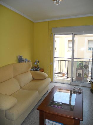 Foto 1 de Pis en venda a calle Granada de 4 habitacions amb mobles i balcó