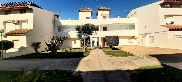 Foto 2 de Alquiler de apartamento en calle De Los Enamorados de 1 habitación y 50 m²