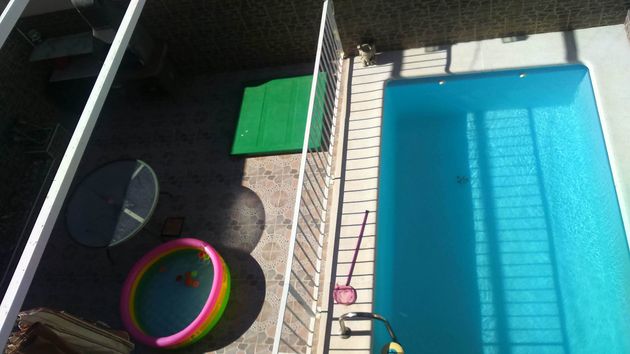 Foto 1 de Casa adossada en venda a calle Martin de Roa de 3 habitacions amb terrassa i piscina