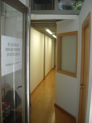 Foto 2 de Oficina en lloguer a calle Diputació de 1 habitació amb mobles i aire acondicionat