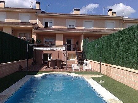 Foto 1 de Xalet en venda a calle Colmenar del Arroyo de 4 habitacions amb terrassa i piscina