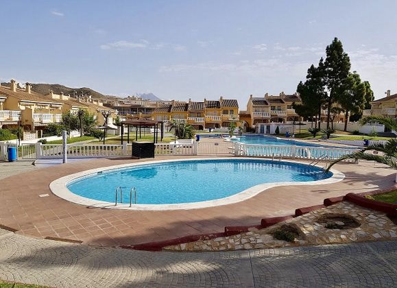 Foto 1 de Casa en venda a calle Oriola amb piscina i jardí