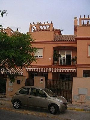 Foto 1 de Casa adossada en venda a calle Violeta Parra de 4 habitacions amb terrassa i balcó