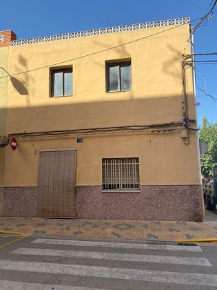 Foto 1 de Casa en venda a avenida Constitución de 3 habitacions amb terrassa i jardí