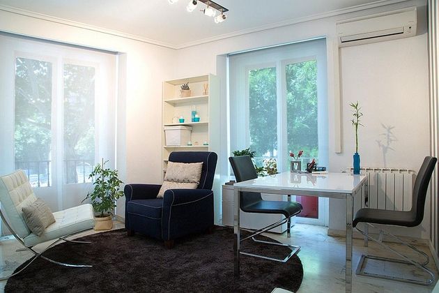 Foto 1 de Alquiler de oficina en glorieta Ruiz Jiménez de 1 habitación con muebles y aire acondicionado