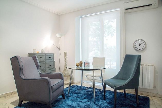 Foto 2 de Alquiler de oficina en glorieta Ruiz Jiménez de 1 habitación con muebles y aire acondicionado