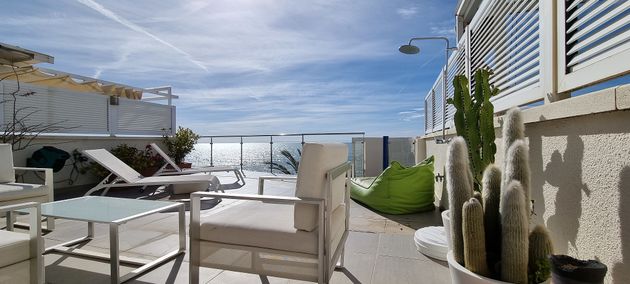 Foto 2 de Àtic en venda a calle Marina de 3 habitacions amb terrassa i piscina